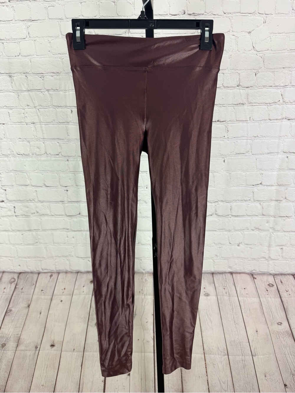 Koral Lustrous High Rise Leggings in Bordeaux Shiny Liquid Wine Red Sz Medium